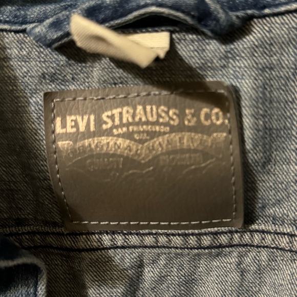 Levi’s Cropped Denim Jacket - Picture 3 of 8